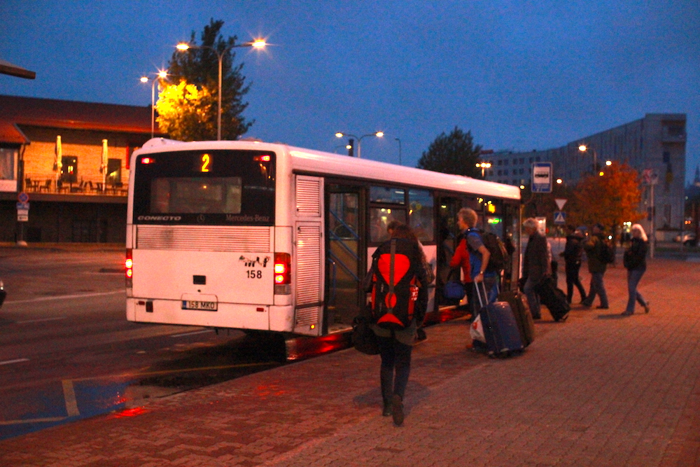 [사진 003] 공항에서 시내까지 실어다 줄 버스.