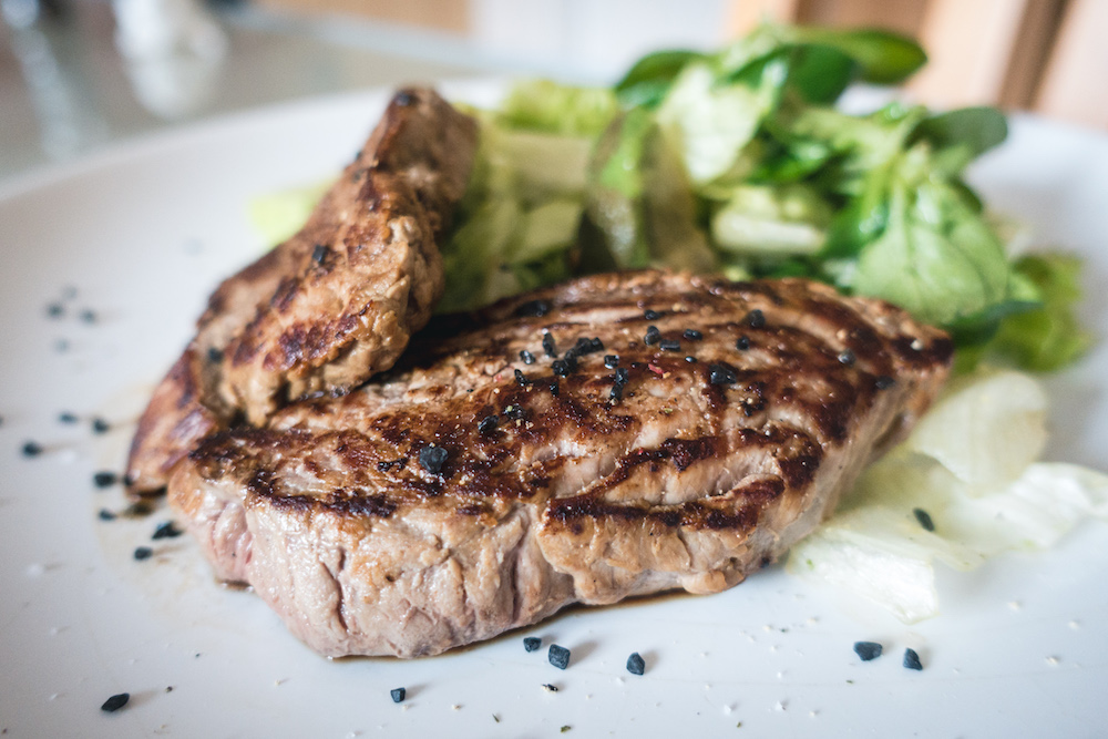 foodiesfeed-com_beef-steak-with-green-dalad-closeup