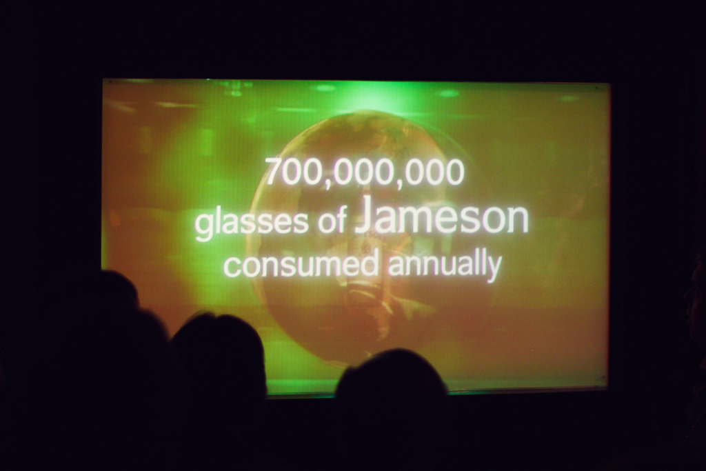 제임슨 위스키의 1년 소비량을 투어리스트에게 설명하고 있다.