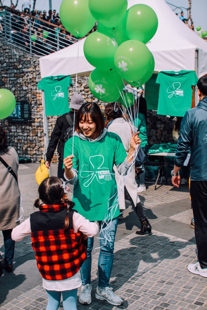 주최 측에서 녹색 풍선을 나눠주고 있다.