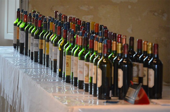 2014년 와인선물시장에서 와인들이 테이스터들을 기다리고 있다.