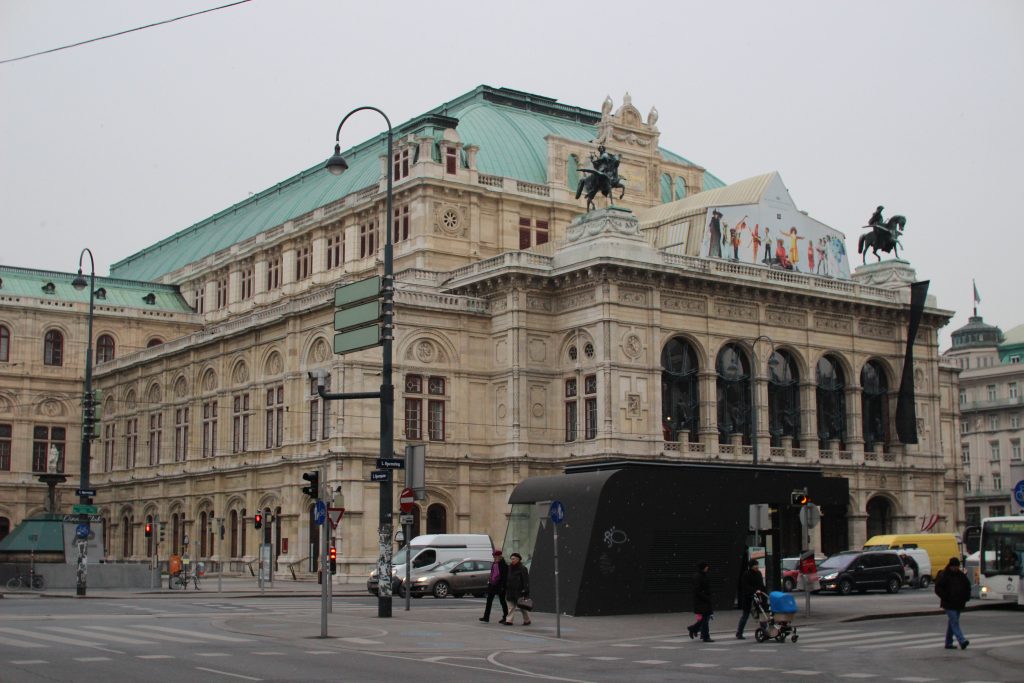 [사진 001] 빈 국립 오페라 하우스. 도심 중심에 있으며, 오페라를 즐기려는 관광객들의 핵심 코스이다.