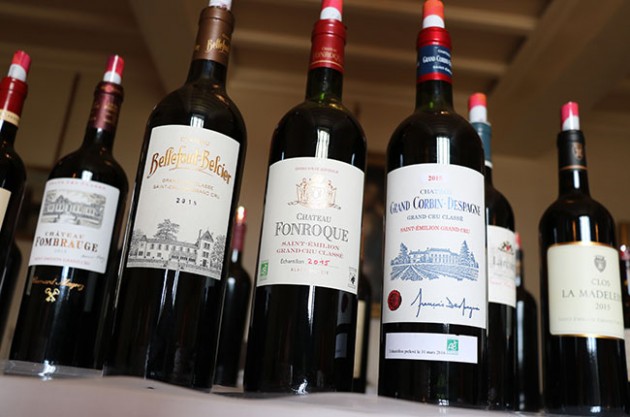 사진: 샤토 벨퐁-벨시에에서 열린 그랑 세르클 테이스팅에서 선보인 2015년 보르도 우안 와인들. 사진 상의 와인들은 이 기사의 내용이나 점수와 관련이 없습니다. 사진 제공: 디캔터