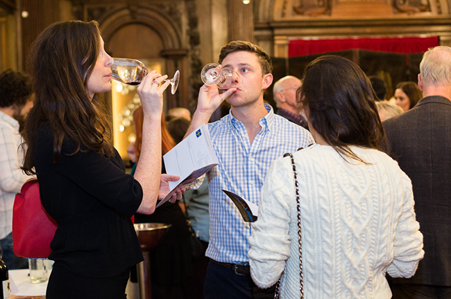 사진: 빈트너스 홀에서 와인을 맛보고 있는 사람들 / 사진 제공: 캐스 로