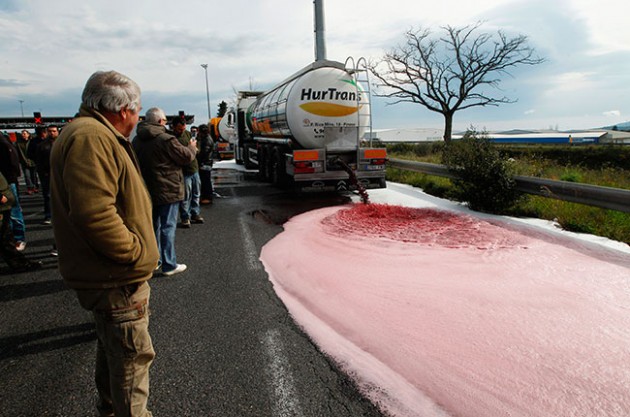 사진: 프랑스 고속도로에 쏟아진 7만 리터의 스페인 와인 / 사진 제공: 레이몽 로이/게티