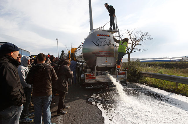 사진: 성난 프랑스 생산자들이 스페인 와인 탱크로리 옆면에 낙서를 하고 있다.