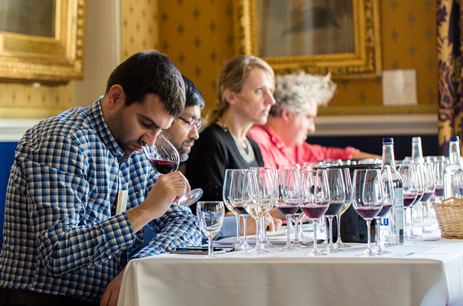 사진: 디캔터 그리스, 이탈리아, 불가리아 테이스팅에서 와인을 맛보고 있는 전문가들.