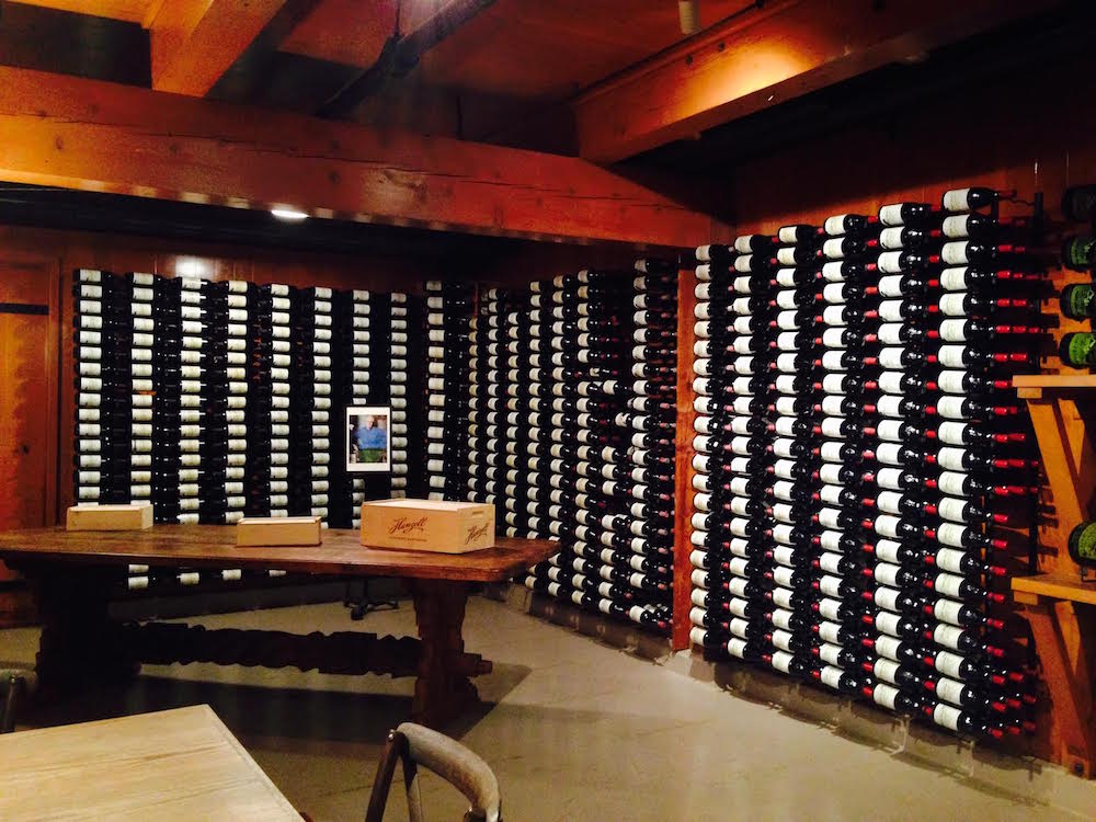 (사진 5) 헨젤 와이너리 (Hanzell Winery) 와인 저장창고 