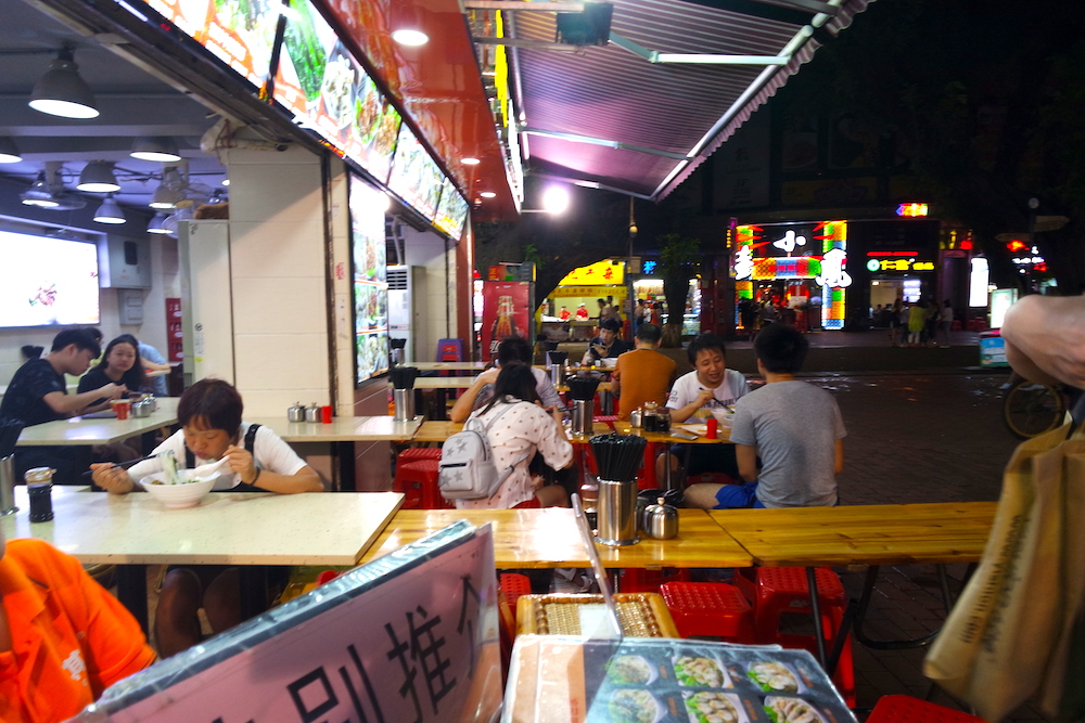 더운 남방 날씨 탓에 식당 밖으로 길게 자리한 간이 의자와 식탁에 정감이 간다.