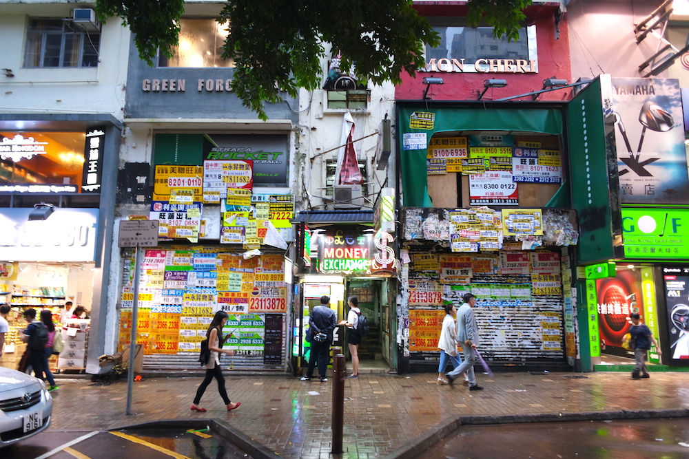 서방의 색과 동양의 색이 미묘하게 섞인 도시, 홍콩의 여름.