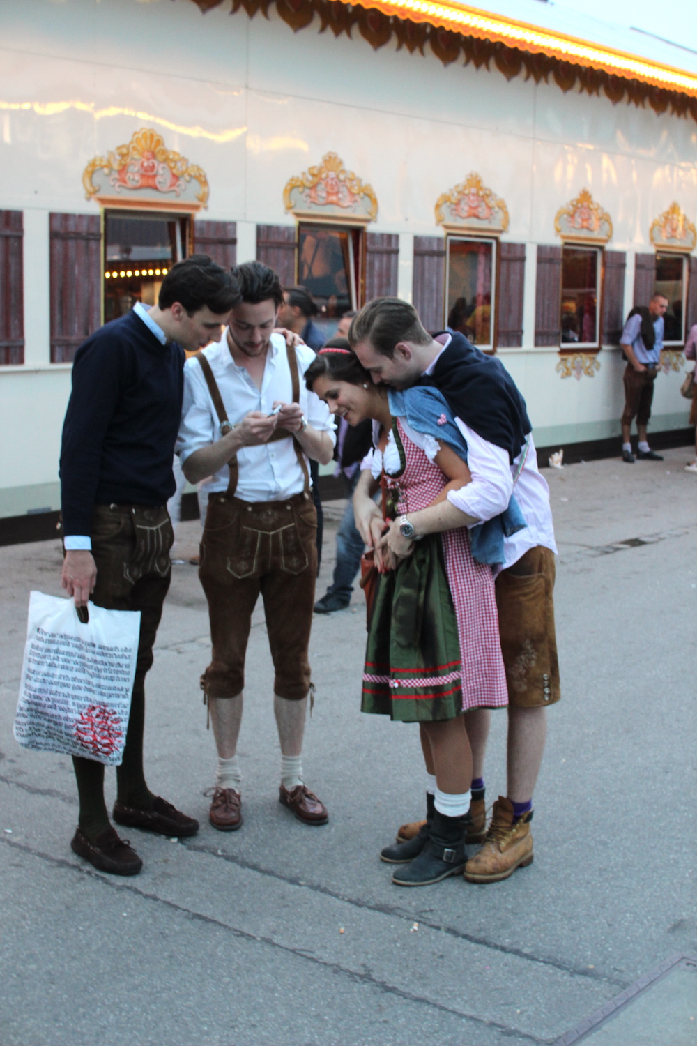 [사진 005] 독일의 전통의상을 입고 다니는 관광객들