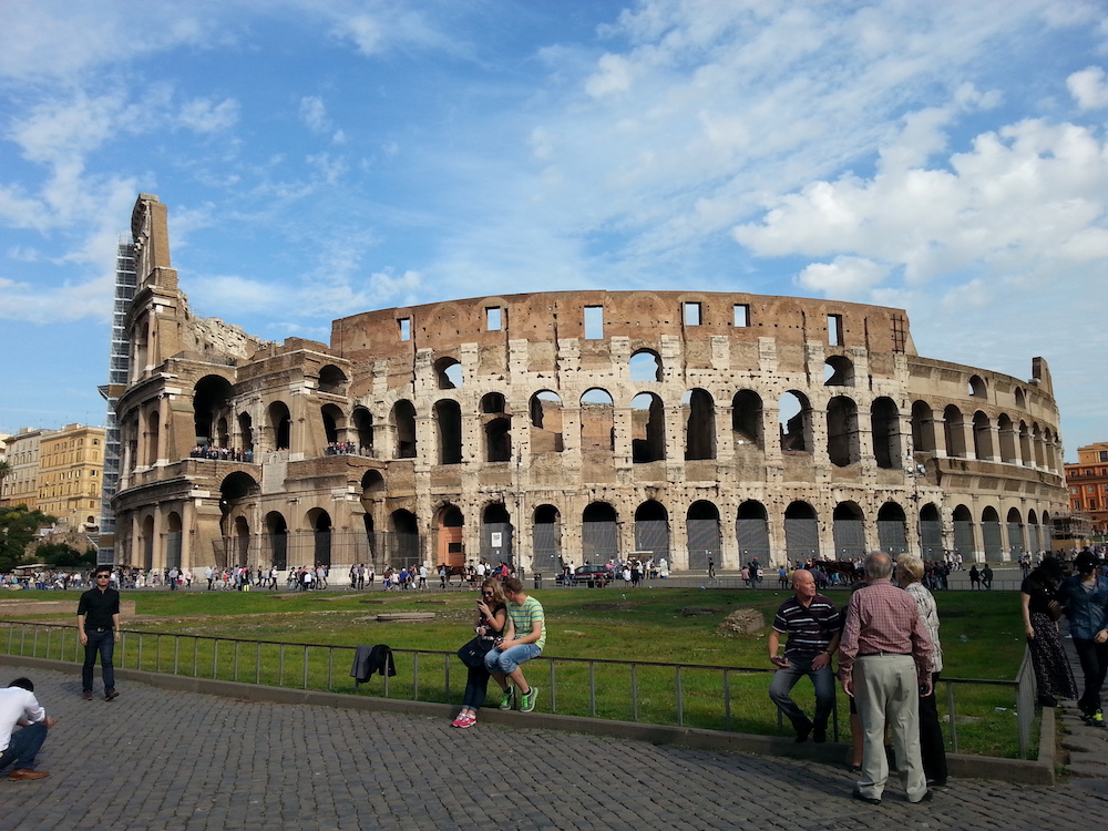 [사진 003] 고대 로마의 경기장으로 사용했던 콜로세움.