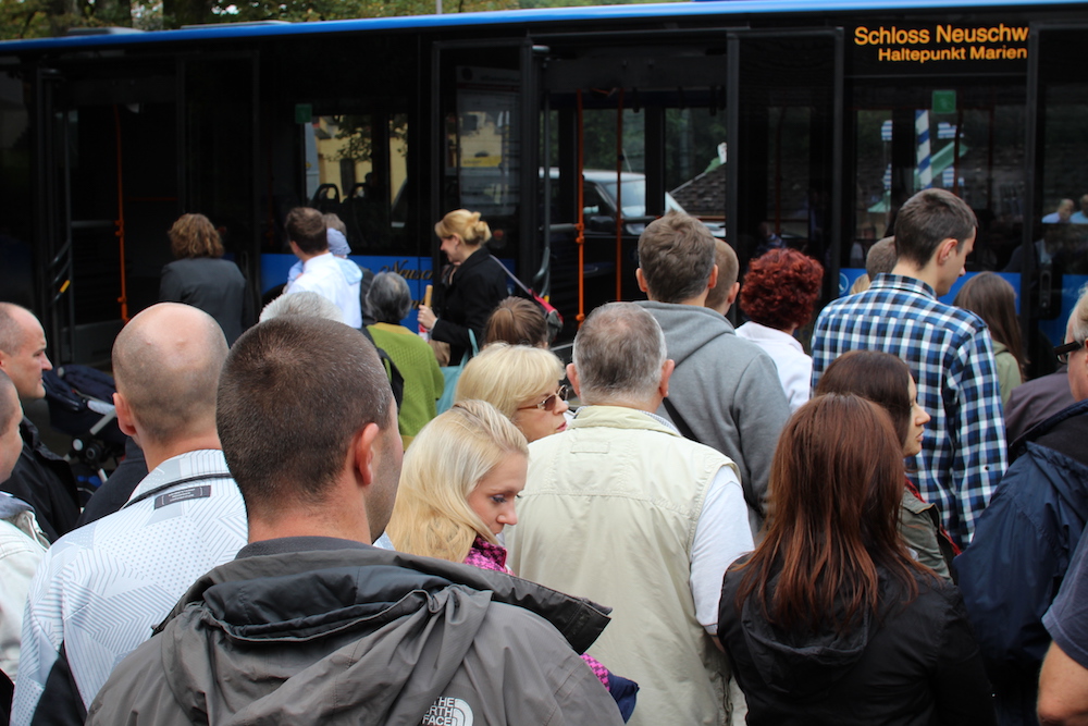 [사진 006] 셔틀버스를 기다리고 있는 관광객들