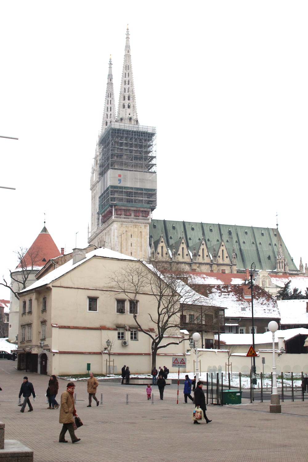 [사진 006] 자그레브 대성당. 유럽의 건축물은 보수공사를 하는데도 오랜 시간이 걸린다.