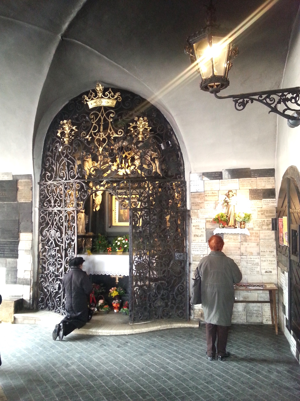 [사진 008] 돌의 문 안에는 성모 마리아의 성상이 있다. 이곳에서 소원을 빈다.