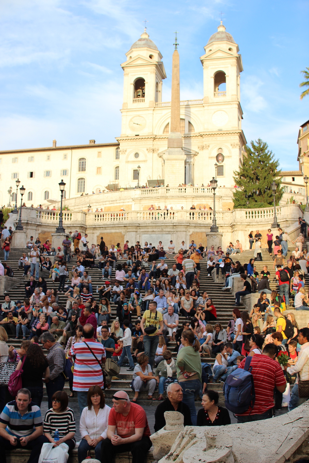 [사진 013] 스페인 광장의 계단은 사람들로 인산인해.