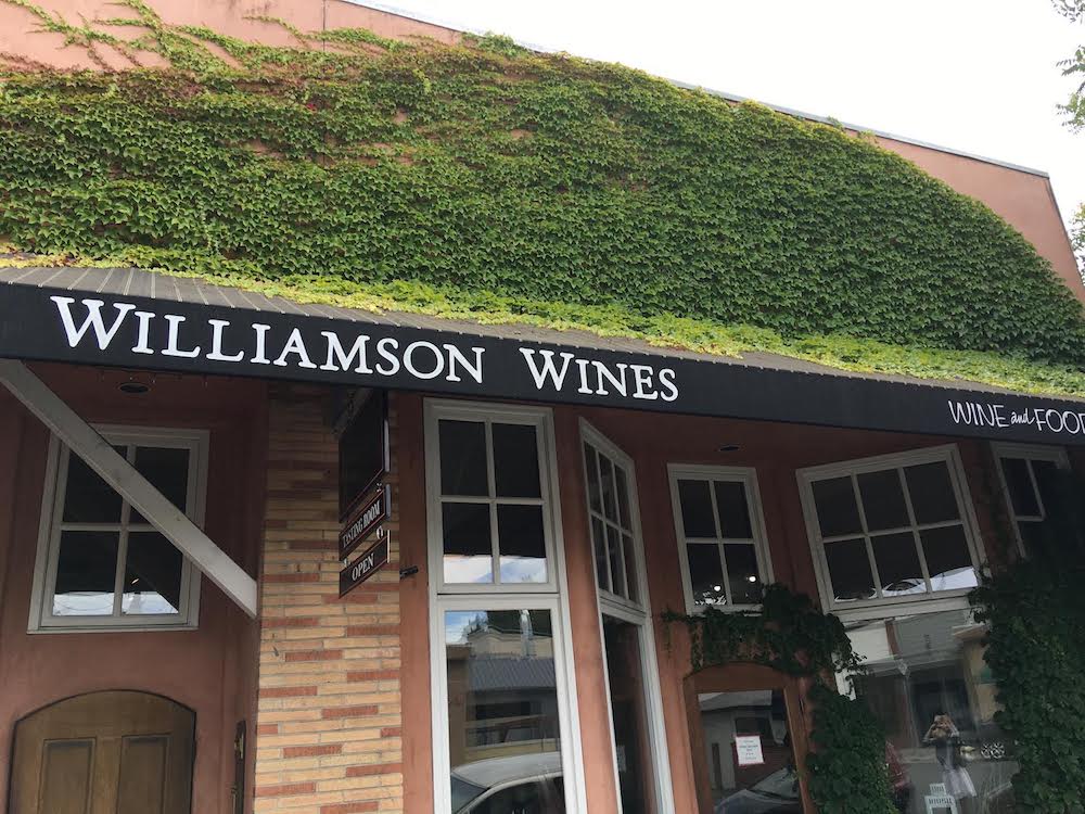 [사진 11 – Williamson Wine Tasting Room]