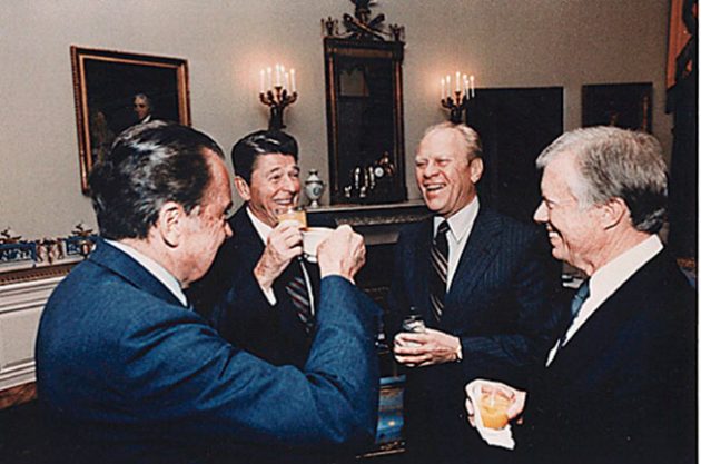 사진: 왼쪽에서부터 닉슨, 레이건, 포드, 카터 전 대통령들이 1992년 블루 룸에서 건배를 하고 있다. / 사진 제공: 게티