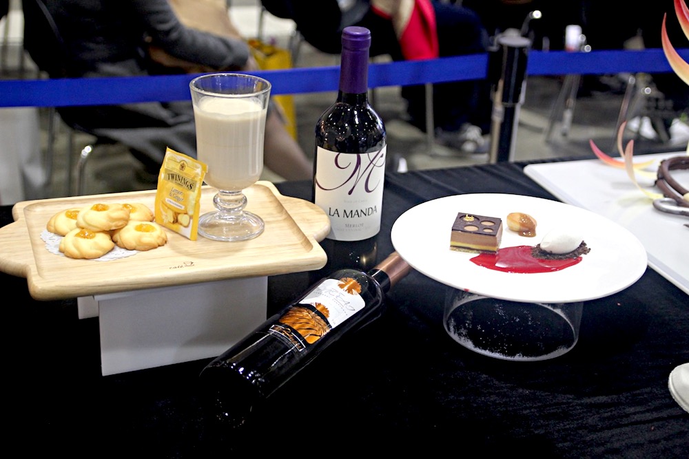 사진) 이벤트현장의 전시품으로 와인과 디저트가 진열되어있다.