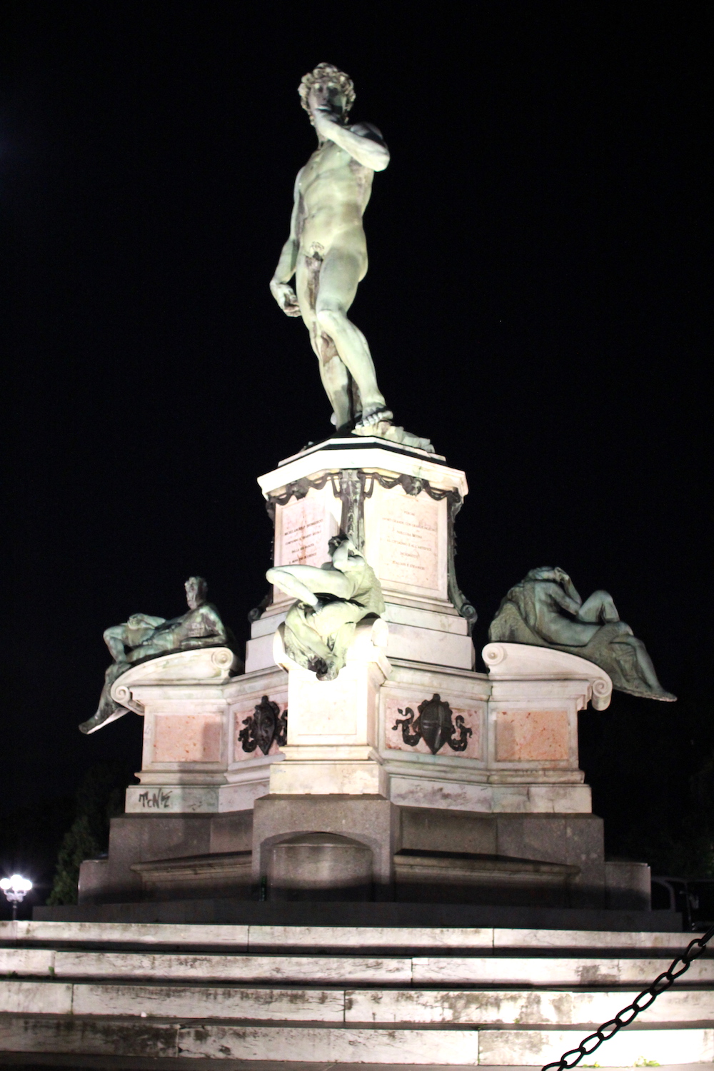 [사진 008] 미켈란젤로 광장 한복판에 서 있는 다비드 상