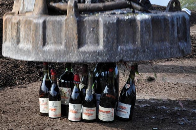 사진: 루디 커니아완의 가짜 와인이 텍사스에서 최후를 맞았다. / 사진 제공: 린지 도나휴 / 미국 연방보안관