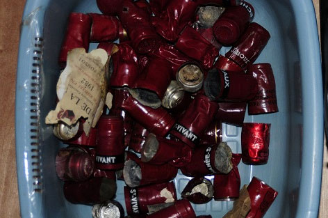 사진: 루디 커니아완의 집에서 FBI가 압수한 와인 캡슐 / 사진 제공: FBI
