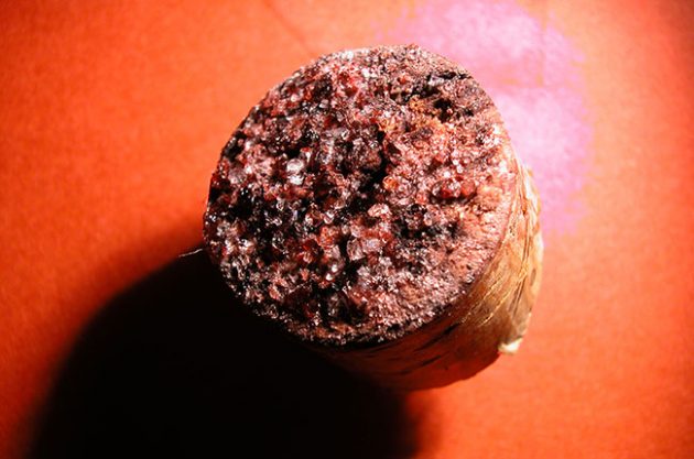 사진: 레드 와인에서 뽑은 코르크 마개에 생긴 주석산 결정 / 사진 제공: 존 T. 파울러 / 알라미