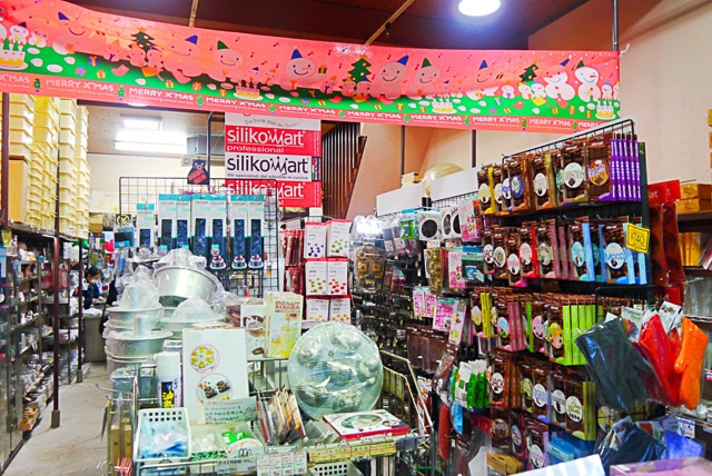 갓파바시의 베이킹상점에서는 국내에서 보기 힘든 다양한 모양의 몰드는 물론, 다양한 색소와 데코용품등을 구매할 수있다.